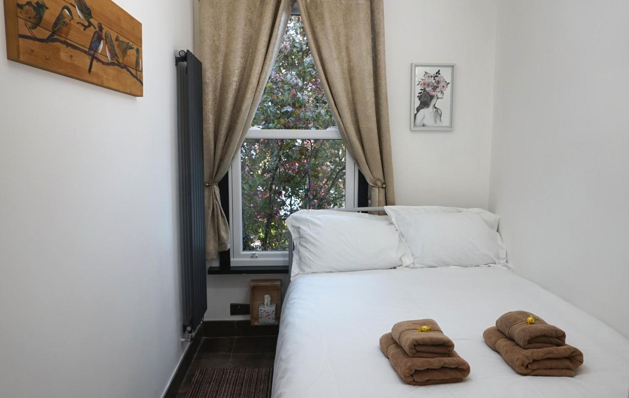 Beautiful London Home Sleeps 6, 2 Minutes To Metro Bagian luar foto