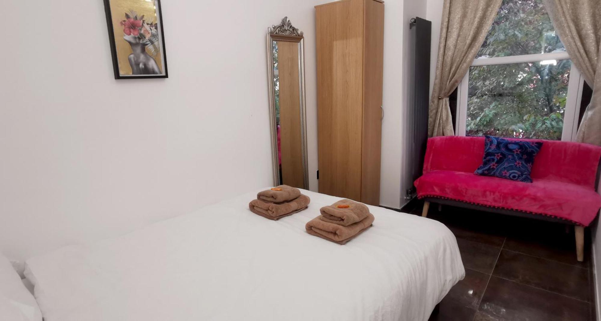 Beautiful London Home Sleeps 6, 2 Minutes To Metro Bagian luar foto